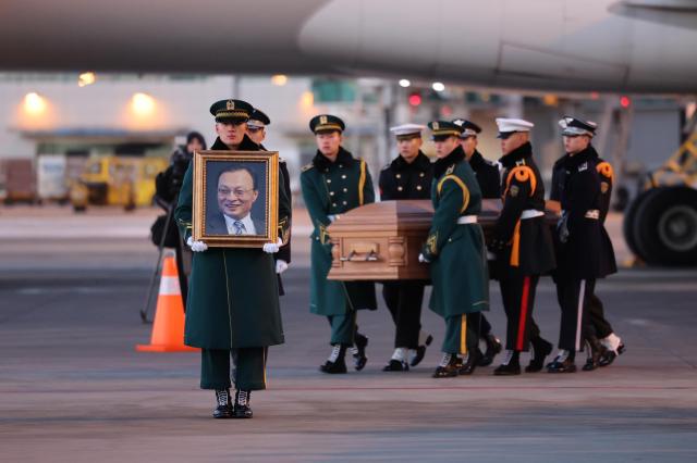 李海瓒灵柩抵达韩国 总理金民锡等在机场迎接