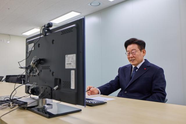  이재명 대통령이 26일 서울 종로구 정부서울청사 창성동 별관에 있는 초국가범죄 특별대응 TF 사무실을 방문해 캄보디아 현지에서 근무하는 공무원들과 화상통화하며 격려하고 있다사진연합뉴스