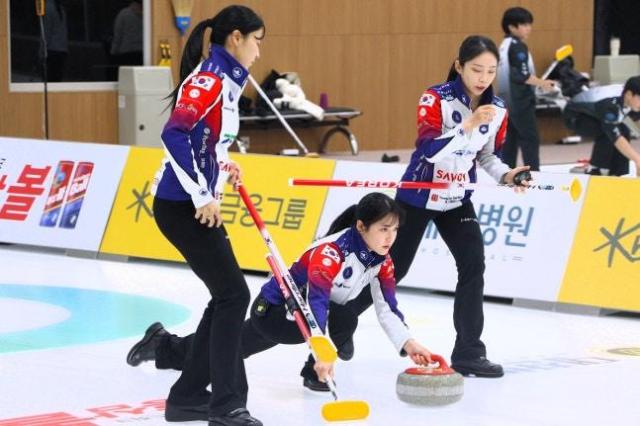세계랭킹 3위 한국 여자 컬링 대표팀 경기도청은 스킵 김은지 서드 김민지 세컨드 김수지 리드 설예은 핍스 설예지로 구성됐다사진대한컬링연맹