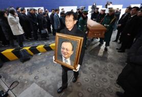 Late ex-PM Lee Hae-chans casket arrives from Viet Nam