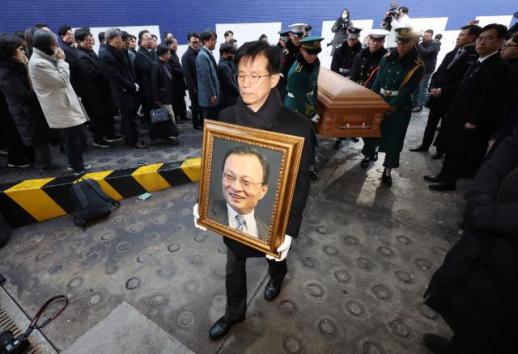 Late ex-PM Lee Hae-chans casket arrives from Viet Nam