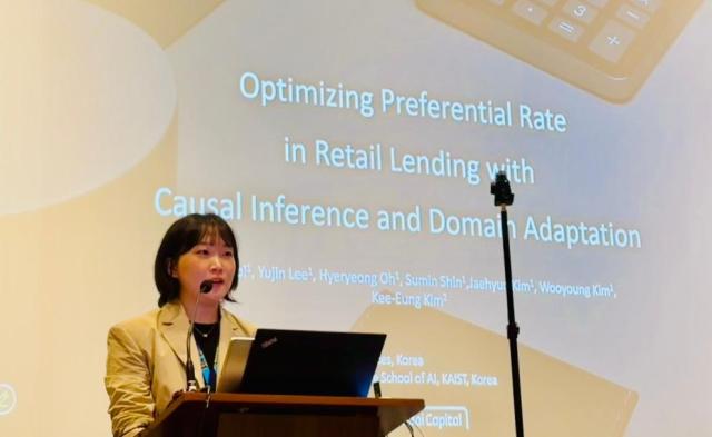 현대캐피탈 관계자가 국제인공지능학회에서 인과 추론 및 도메인 적응을 활용한 우대 금리 최적화 논문을 발표하고 있다 사진현대캐피탈
