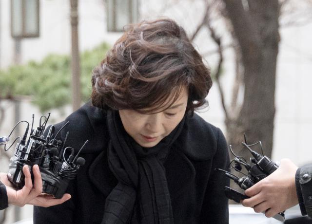 무소속전 더불어민주당 강선우 의원에게 공천헌금 1억원을 전달한 혐의를 받는 김경 서울시의원이 피의자 신분으로 조사를 받기 위해 지난 15일 마포구 서울경찰청 공공범죄수사대로 출석하며 인사하고 있다 사진연합뉴스