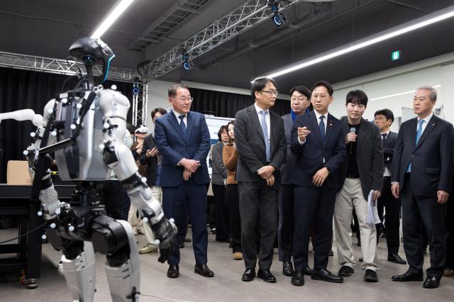 배경훈 과기정통부 장관과 양오봉 전북대총장이 26일 전북대학교에서 열린 피지컬 AI 실증랩 개소식에 참석했다 사진연합뉴스 