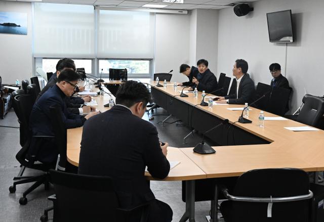 27일 국회의원회관에서 재정경제기획위원회 소속 더불어민주당 의원들과 이형일 재정경제부 1차관이 참석한 가운데 당정협의가 열리고 있다사진연합뉴스