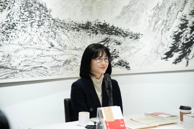 제49회 이상문학상 대상에 선정된 위수정 작가가 27일 서울 중구 달개비에서 열린 제49회 이상문학상 대상 발표 기자간담회에서 수상 소감을 말하고 있다 사진다산북스 