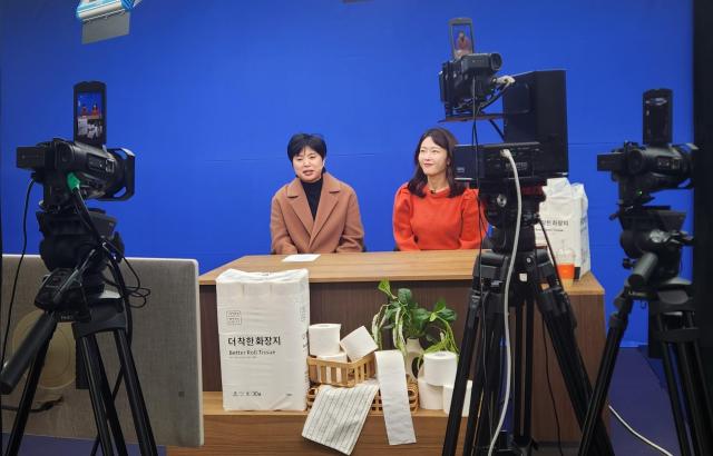 23일 오후 서울 마포구 상암동 공영홈쇼핑 스튜디오에서 공영라방의 소상공인 특집 프로그램 슈퍼소담데이 방송이 진행되고 있다 사진조현미 기자