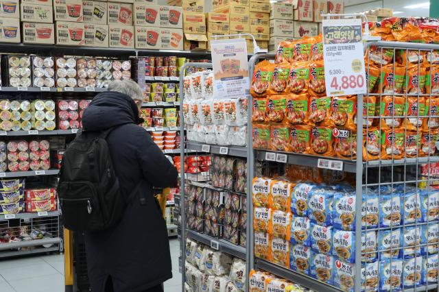 서울 시내 한 대형마트 라면 매대에서 한 고객이 상품을 살펴보고 있다 사진연합뉴스