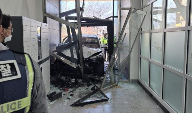 경북 김천서 SUV가 돌진하는 사고가 발생했다 사진경북소방본부