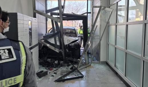 김천 도서관서 SUV 돌진…작업자 2명 부상, 70대 운전자는 급발진 주장