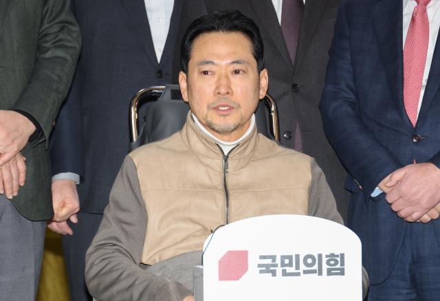 지난 22일 통일교·공천 헌금 쌍특검 수용을 요구하며 단식을 이어가던 장동혁 국민의힘 대표가 건강 악화로 국회에서 병원으로 이송되고 있다 사진연합뉴스