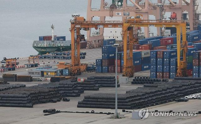 지난해 10월 12일 경기도 평택시 평택항에 철강 제품이 쌓여 있는 모습이다 사진연합뉴스