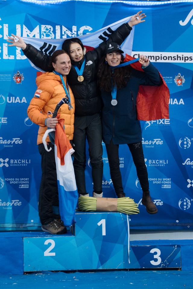 노스페이스 애슬리트팀 소속 신운선 선수가운데가 ‘2026 사스페 아이스클라이밍 월드컵’ 여자 리드 부문에서 우승을 차지한 후 기념 촬영을 하고 있다 사진영원아웃도어