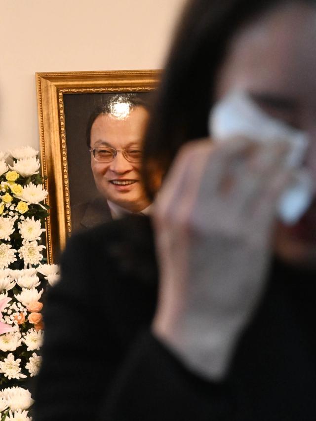 27일 서울 종로구 서울대학교병원 장례식장에 마련된 이해찬 전 국무총리의 빈소에서 한 시민이 조문을 마친 후 눈물을 흘리고 있다 2026127 사진연합뉴스 사진공동취재단