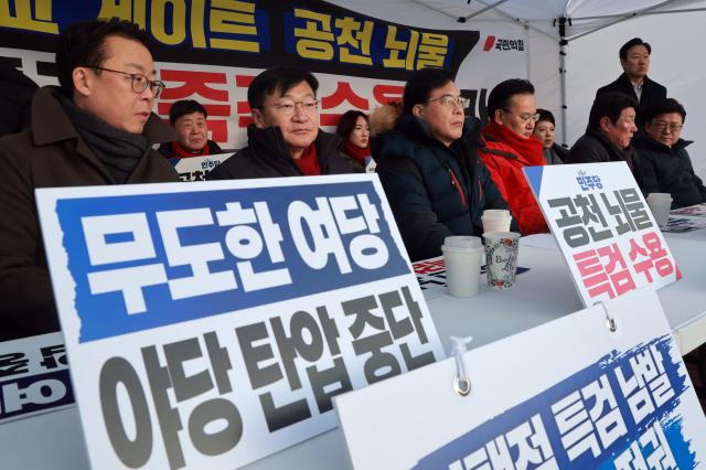 송언석 국민의힘 원내대표 등이 27일 국회 본청 앞에서 통일교·공천헌금 쌍특검 입법을 촉구하며 천막 농성을 하고 있다 사진연합뉴스