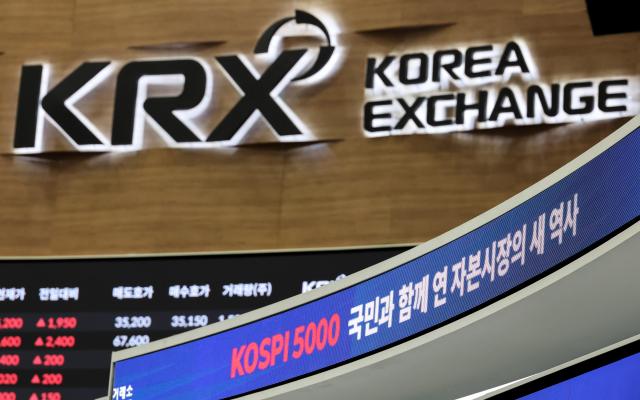 An electronic board shows the KOSPI closing above the 5000 mark at the Korea Exchange in Yeongdeungpo-gu Seoul on Jan 27 2026 AJP Yoo Na-hyun