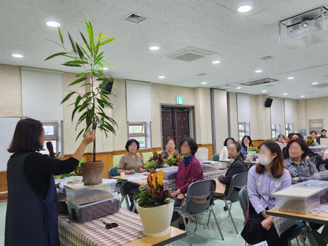 2025년 기장군 농업기술센터에서 반려식물 특별강좌를 진행하고 있다사진기장군