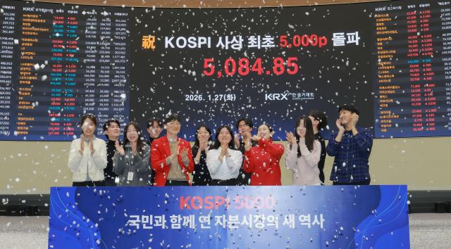 한국 증시 최초로 종가 기준 코스피 5000을 달성한 27일 오후 서울 영등포구 한국거래소에서 직원들이 코스피 종가가 표시된 전광판을 배경으로 세레머니를 하고 있다 이날 코스피지수는 전일대비 13526p273 오른 508485로 장을 마감했다 20260127사진유대길 기자 dbeorlf123ajunewscom