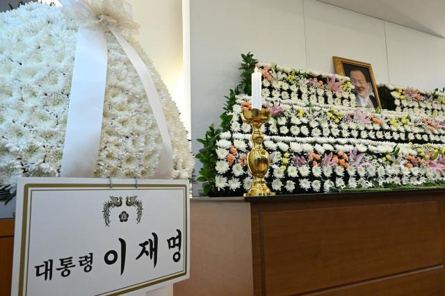 27일 서울 종로구 서울대학교병원 장례식장에 마련된 이해찬 전 국무총리의 빈소에 이재명 대통령 근조화환이 놓여있다 사진연합뉴스