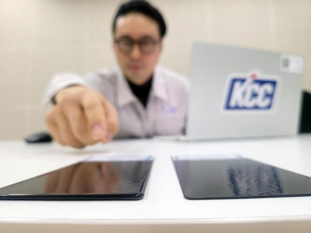 KCC가 개발한 후厚도막 분체도료 적용 샘플왼쪽과 기존 분체도료 1회 도장 샘플오른쪽 사진KCC