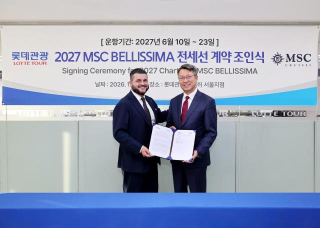 백현 롯데관광개발 대표이사 사장오른쪽이 올리비에로 모렐리Oliviero Morelli MSC 크루즈 아시아 사장과 지난 27일 국내 첫 전세선 크루즈 계약 체결 후 기념촬영을 하고 있다 사진롯데관광개발