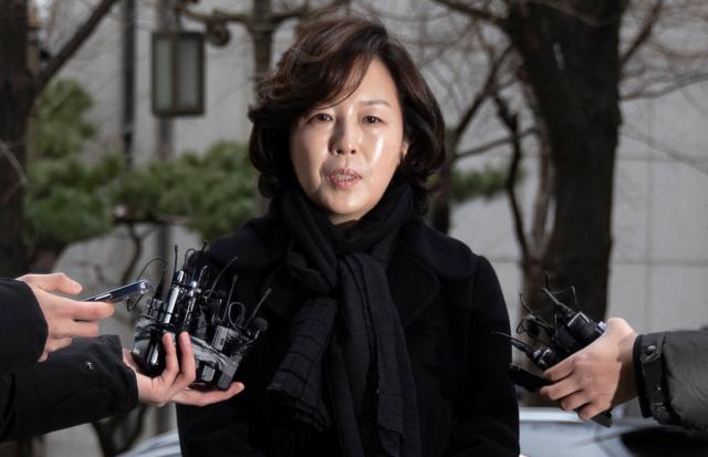 무소속전 더불어민주당 강선우 의원에게 공천헌금 1억원을 전달한 혐의를 받는 김경 서울시의원이 피의자 신분으로 조사를 받기 위해 지난 15일 서울경찰청 공공범죄수사대로 출석하며 취재진 질문에 답하고 있다 사진연합뉴스