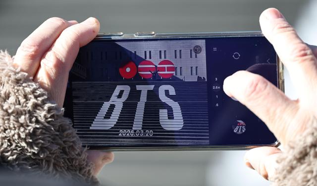 서울 종로구 세종문화회관 계단에서 외국인 관광객이  방탄소년단BTS의 컴백을 알리는 홍보물을 기념촬영하고 있다사진연합뉴스