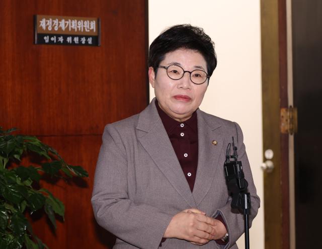 임이자 재정경제기획위원회 위원장이 27일 국회 재경위원장실 앞에서 구윤철 부총리 겸 재정경제부 장관과의 면담에 앞서 취재진 질문에 답하고 있다