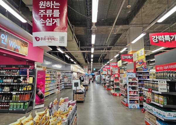 홈플러스가 희망퇴직 시행을 밝힌 27일 서울 송파구 홈플러스 잠실점의 한산한 모습 사진홍승완 기자