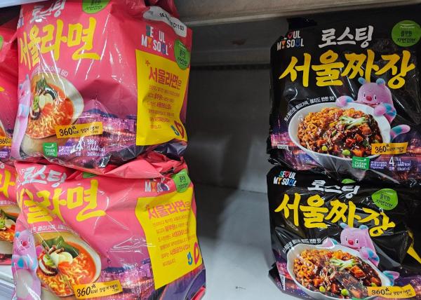 홈플러스 잠실점 라면코너 매대에 진열된 제품을 뒤로 밀자 텅 비어있는 모습 사진홍승완 기자