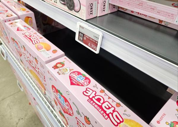 과자 상자로 매대 외곽을 둘러싸 빈 공간을 감췄다 사진홍승완 기자