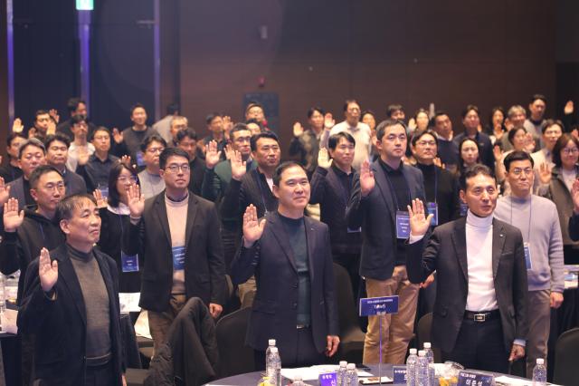 신학기 Sh수협은행장가운데을 비롯한 참석자들이 선서하는 모습 사진수협은행
