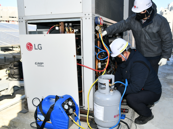 하이엠솔루텍 엔지니어가 LG시스템에어컨 서비스 현장에서 폐냉매를 회수하고 있다 사진하이엠솔루텍