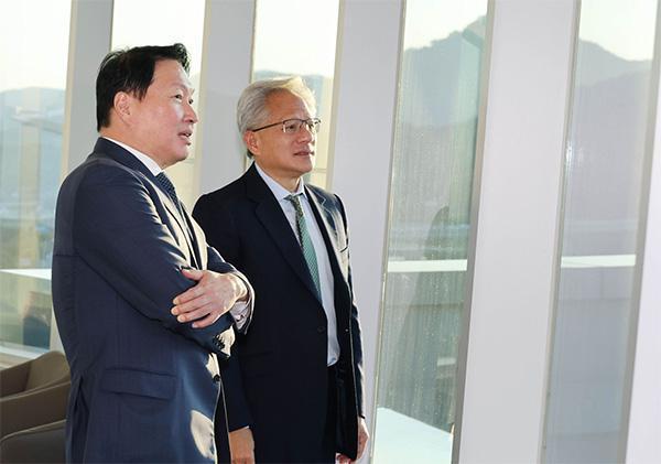 최태원 SK그룹 회장왼쪽과 젠슨 황 엔비디아 CEO오른쪽 사진최태원 링크드인