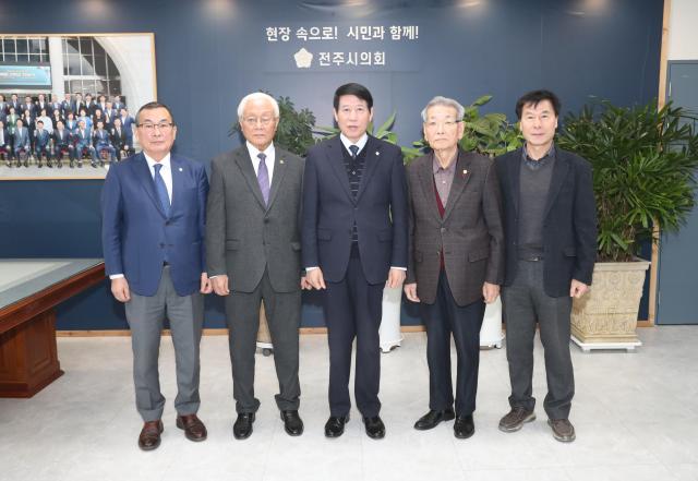 남관우 전주시의회 의장가운데와 최주만 부의장맨 왼쪽이 전·현직 주요 인사들과 간담회를 갖고 기념촬영을 하고 있다사진전주시의회