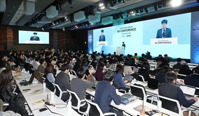  이해진 네이버 의장이 21일 한국은행 콘퍼런스홀에서 열린 2026 AX 콘퍼런스에서 연설하고 있다사진연합뉴스 