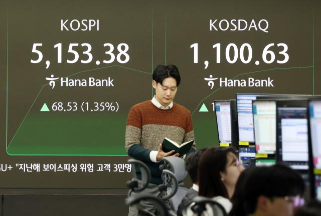 28일 서울 중구 하나은행 딜링룸 현황판에 코스피 지수와 코스닥 지수가 표시되고 있다 사진연합뉴스