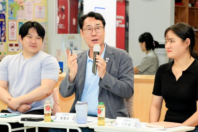 정명근 화성특례시장이 ‘청년과의 소통 간담회’에서 청년들과 자유롭게 의견을 나누며 청년정책의 필요성과 방향성에 대해 설명하고 있다 사진화성시