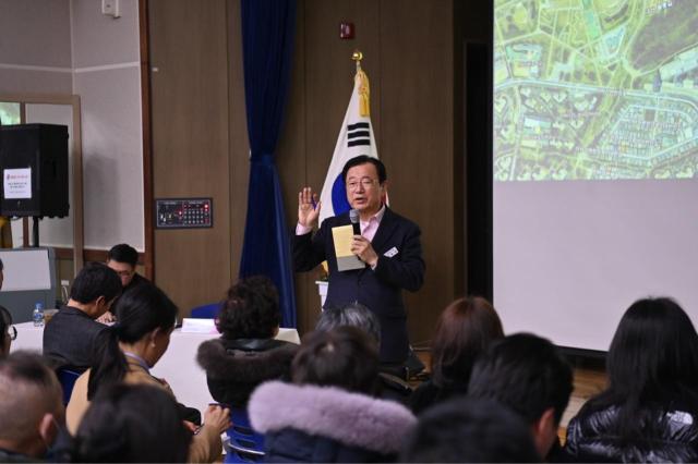 27일 오후 미사2동 행정복지센터에서 열린 ‘2026 미사2동 주민과의 대화’에서 이현재 하남시장이 미사호수공원에 설치 예정인 워터스크린에 대해 설명하고 있다 사진하남시