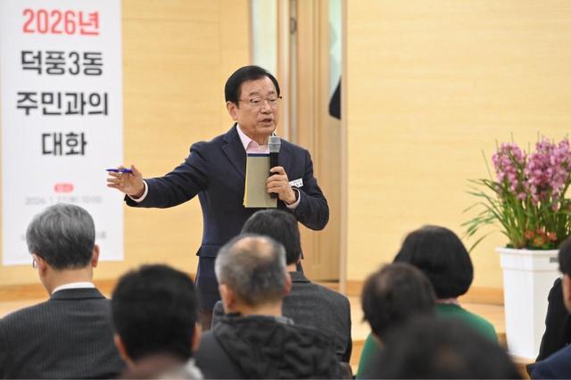 27일 오전 덕풍3동 행정복지센터에서 열린 ‘2026 덕풍3동 주민과의 대화’에서 이현재 하남시장이 교육지원청 분리 신설 성과를 공유하고 있다 사진하남시