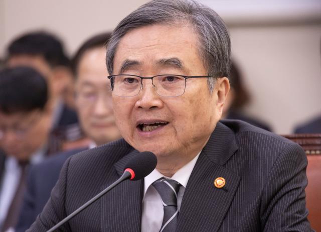 조현 외교부 장관이 28일 국회에서 열린 외교통일위원회 전체 회의에 출석해 도널드 트럼프 미 대통령의 한국에 대한 관세 인상 발언과 관련한 질의에 답하고 있다 사진연합뉴스