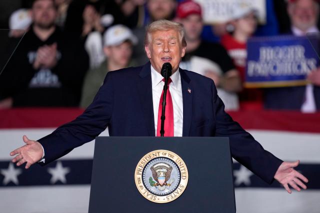 도널드 트럼프 미국 대통령이 27일현지시간 아이오와주 클라이브의 호라이즌 이벤트 센터에서 경제 성과를 주제로 연설하고 있다 사진EPA연합뉴스