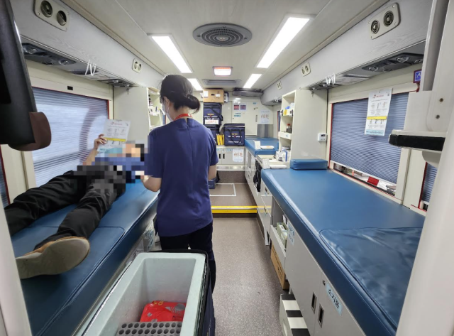 한 울진군민이 헌혈차에서 헌혈을 하고 있다사진울진군