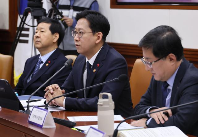 배경훈 부총리 겸 과학기술정보통신부 장관가운데이 28일 서울 종로구 정부서울청사에서 열린 제4회 과학기술관계장관회의에서 발언하고 있다 왼쪽 구윤철 부총리 겸 재정경제부 장관 