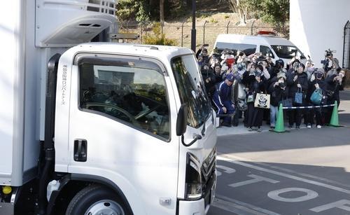쌍둥이 판다 배웅하는 팬들 사진교도 연합뉴스