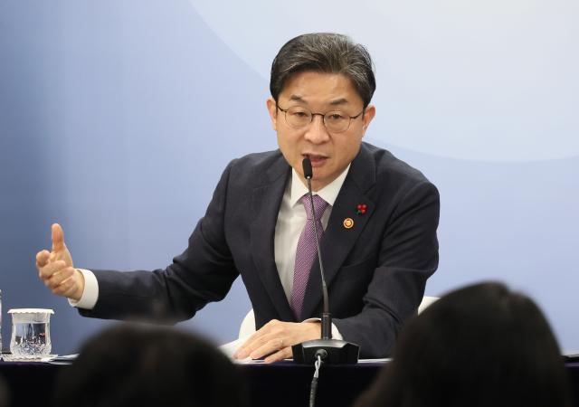 이억원 금융위원장이 28일 서울 종로구 정부서울청사에서 출입기자단 월례 간담회를 하고 있다 사진연합뉴스