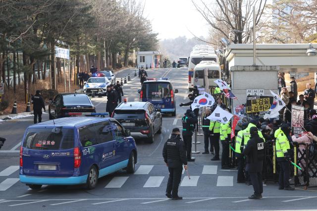 [포토] 서울중앙지방법원 향하는 호송차