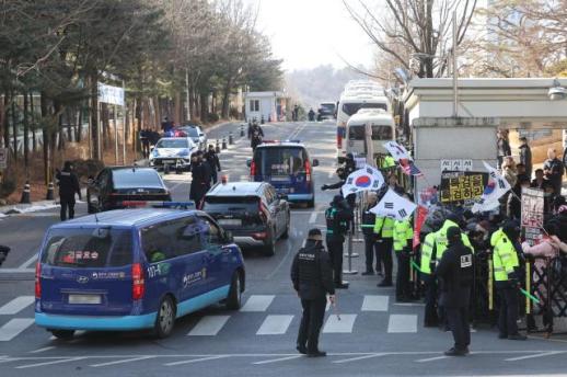 [포토] 서울중앙지방법원 향하는 호송차