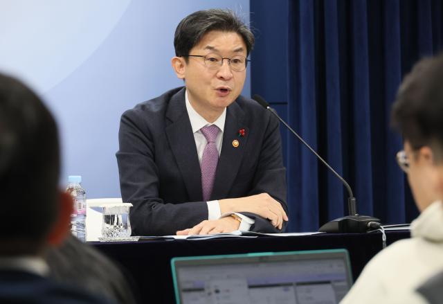 이억원 금융위원장이 28일 서울 종로구 정부서울청사에서 출입기자단 월례 간담회를 하고 있다 사진연합뉴스