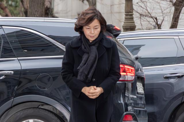 무소속전 더불어민주당 강선우 의원에게 공천헌금 1억원을 전달한 혐의를 받는 김경 서울시의원이 피의자 신분으로 조사를 받기 위해 지난 15일 서울경찰청 공공범죄수사대로 출석하고 있다 사진연합뉴스